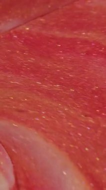 Dikey video. Yağ sıvısı. Mürekkep sıçraması. Odaklanmamış pembe renk akışı parlak sıvı köpük soyut yaratıcı arka planda yayılıyor.