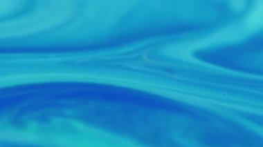 Boya akışı. Mürekkep arkaplanı. Islak soyutlama üzerinde yüzen mavi renkli su kimyasal emülsiyon akrilik pigment sıvısı.