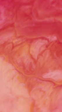 Dikey video. Boya patlaması. Soyut sıçrama. Odaksız pembe, kırmızı, kırmızı, su, mürekkep, sıvı, akrilik dökümü sanatın yaratıcı arka planına.