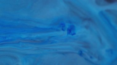 Boya sıçraması. Akış yayılıyor. Akrilik sanat soyutlaması üzerinde yüzen mavi renk mürekkep kimyasal pigmenti koyu siyah lekeler.