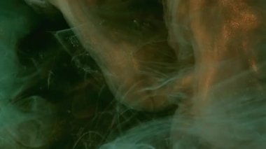 Parlayan kıvrımlı doku. Işıl ışıl geçmiş. Odaklanmamış mavi bronz renkli parlak parçacıklar koyu siyah sanat soyutlamasına yayılan mürekkep dumanı. .