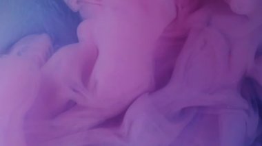 Süzülen sis. Boya suyu sıçraması. Soyut sanat akrilik yaratıcı arkaplana yayılan mor mavi sıvı kimyasal duman..