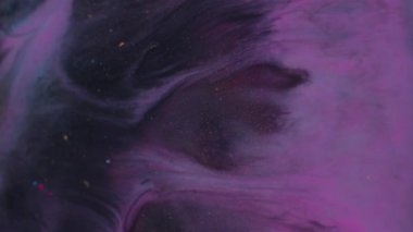 Karışık sıvı. Boya dokusu. Soyut yaratıcı sanat akrilik arka planına yayılan koyu mavi lekeler..