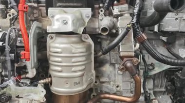 Karmaşık bir içten yanmalı motor sistemine entegre edilmiş bir BS6 katalitik dönüştürücünün ayrıntılı görünümü