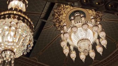 Görkemli kristal avizelerin göz kamaştırıcı alçak açılı manzarası bol dekorlu tavanı aydınlatıyor. Varlıklı iç mekan zenginliği ve lüksü yansıtıyor.