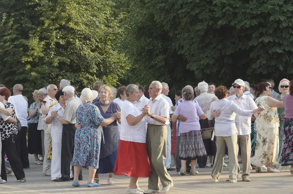 Elderly people dance — 图库照片