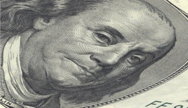 Beyaz arka plan üzerinde yüz dolarlık banknot kadar kapatın