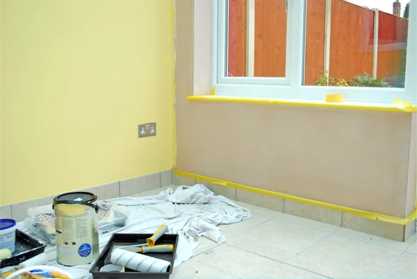 Renovasi rumah di ruangan yang penuh dengan alat melukis — Stok Foto