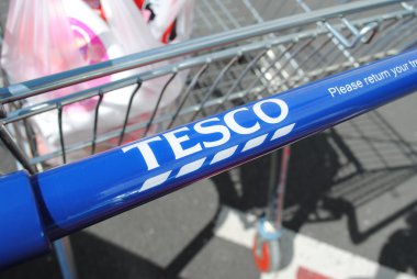 Az miktarda alışveriş ile Tesco alışveriş arabası