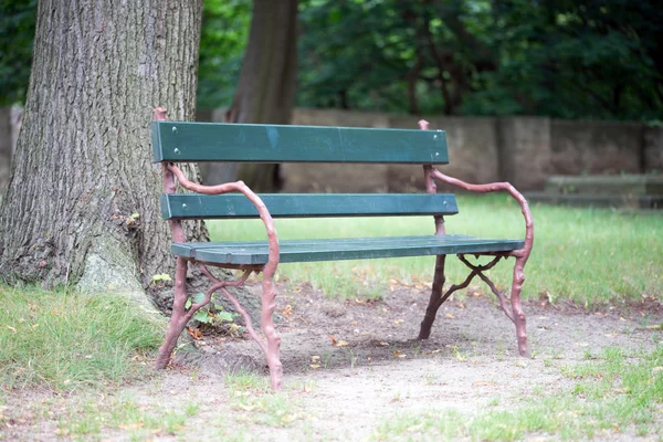 庭のベンチ — ストック写真