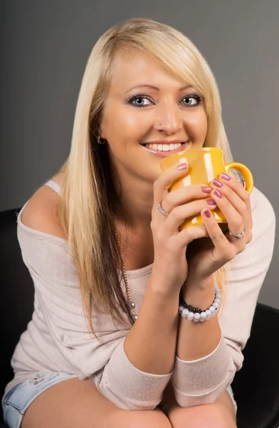 Frau und eine Tasse — Stockfoto