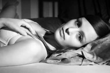 İç çamaşırlı seksi kadın.