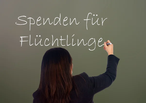 Lavagna con le parole tedesche Donazioni per i rifugiati — Foto Stock