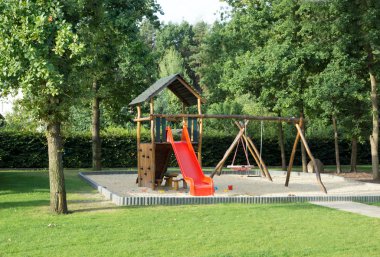 Sandpit ve tırmanma ile büyük bahçesi