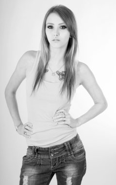 Kot pantolon ve gömlek genç kadın