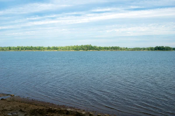 Güzel göl ve mavi gökyüzü bulutlu — Stok fotoğraf