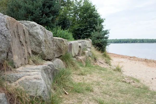 Paisagem natural com rochas e um lago — Fotografia de Stock