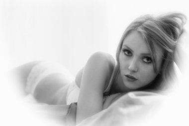 İç çamaşırlı seksi kadın.