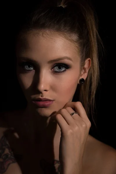 Retrato de una mujer bonita — Foto de Stock