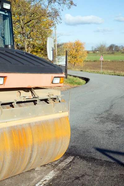 Sitio de construcción con un rodillo de carretera — Foto de Stock