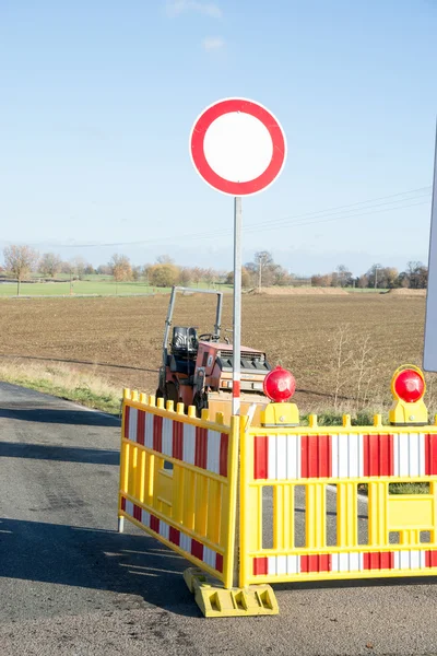 Chantier avec un rouleau de route — Photo