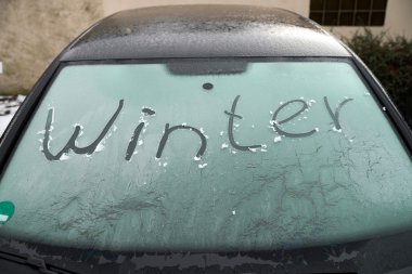 bir araba dondurulmuş ön cam