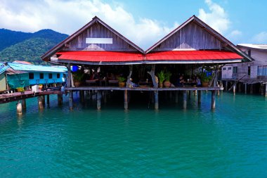 Koh Chang Tayland 'daki Bangbao Körfezi' ndeki restoran denizi.