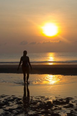 Sahildeki gün doğumu ve siluet gezgini Bang Boet, Tayland 'ın Prachuap Khiri Khan Eyaleti seyahat ve rahatlığıyla ünlüdür..