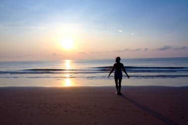 Plajda gündoğumu egzersizi yapan kadınlar Bang Boet, Tayland 'ın Khiri Khan Eyaleti' nde seyahat ve dinlenme ile ünlüdür..