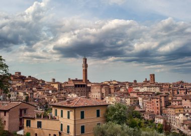 Siena ve Torre Mangia 'nın panoramik görüntüsü. 