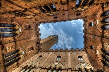 Meşhur Torre del Mangia.public building .siena-italy 'nin geniş açı görüntüsü.  