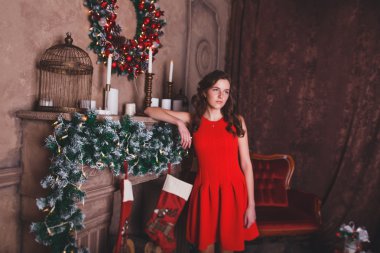 Güzel kız şöminenin önünde ayakta