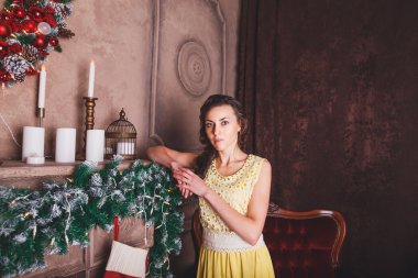 Güzel Bayan şöminenin önünde ayakta