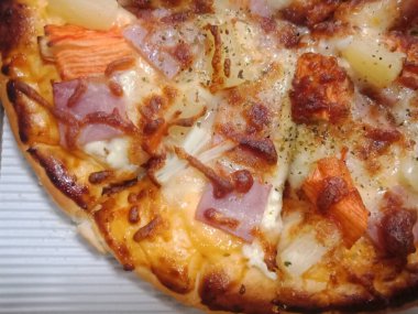 Kalın hamurlu pizzayla nefis bir öğle yemeği.