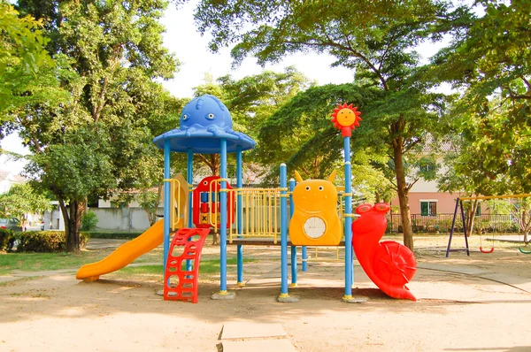 Parque infantil ao ar livre na aldeia — Fotografia de Stock