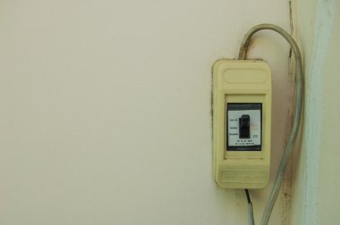 Duvardaki ışık düğmesi.