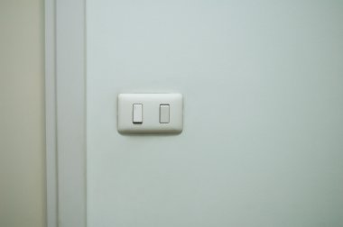 Duvardaki ışık düğmesi.