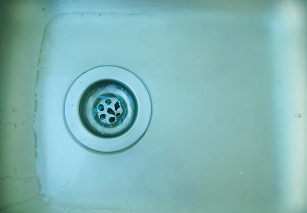 Vatten rinner ner rören diskbänken — Stockfoto