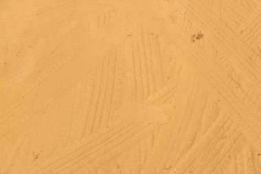 Kumdaki lastik izleri.