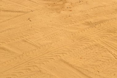 Kumdaki lastik izleri.