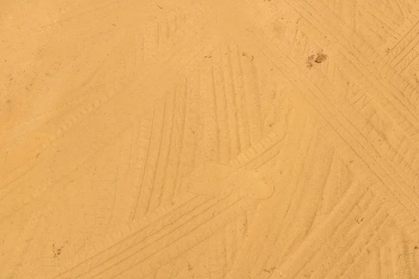 Шиномонтажні колії на піску — стокове фото