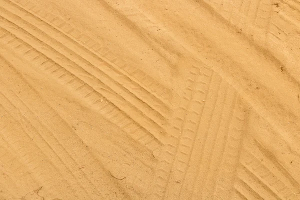 Kumdaki lastik izleri.