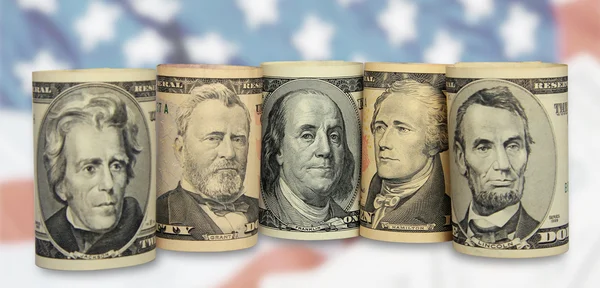 Retratos dos presidentes da América, escritos em dólares americanos, estão localizados em um fundo branco — Fotografia de Stock
