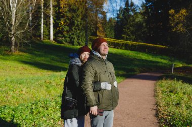 Parkta yürüyüş yapan bir çift..