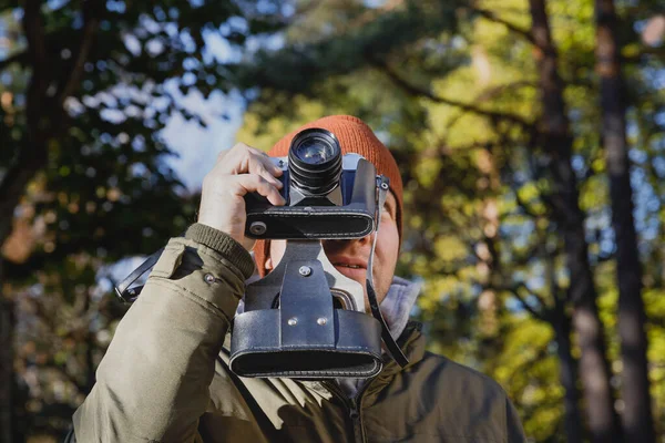 Hipster s filmovou kamerou. Fotografové procházejí v parku. — Stock fotografie