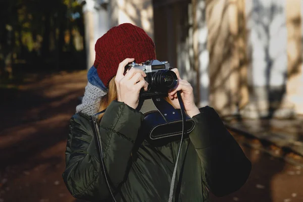 Hipster com câmera de filme. Fotógrafos caminham no parque. — Fotografia de Stock