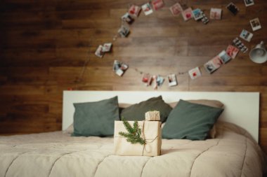 Noel hediyesi kutusu. Yatakta sürpriz. 