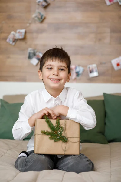 Szczęśliwy mały chłopiec z rzemieślnicze pudełko xmas obecny — Zdjęcie stockowe
