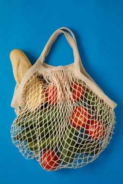 # Mavi arka planda bir alışveriş poşeti düzlüğü #