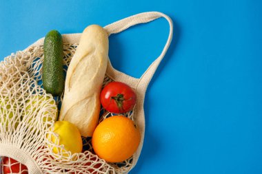 # Mavi arka planda bir alışveriş poşeti düzlüğü #